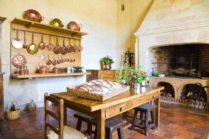 cocina-muy-vieja-con-la-chimenea-10685774
