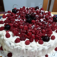 torta-de-vainilla-con-chantilly-y-frutos-rojos-foto-principal